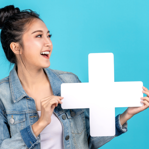 Lachende junge Frau hält ein großes, weißes Plus-Zeichen vor einem türkisfarbenen Hintergrund. Rechts daneben ist die Liste 'Vorteile auf einen Blick' mit Stichpunkten wie 'Mehr Reichweite' und 'Zeitersparnis' zu sehen.