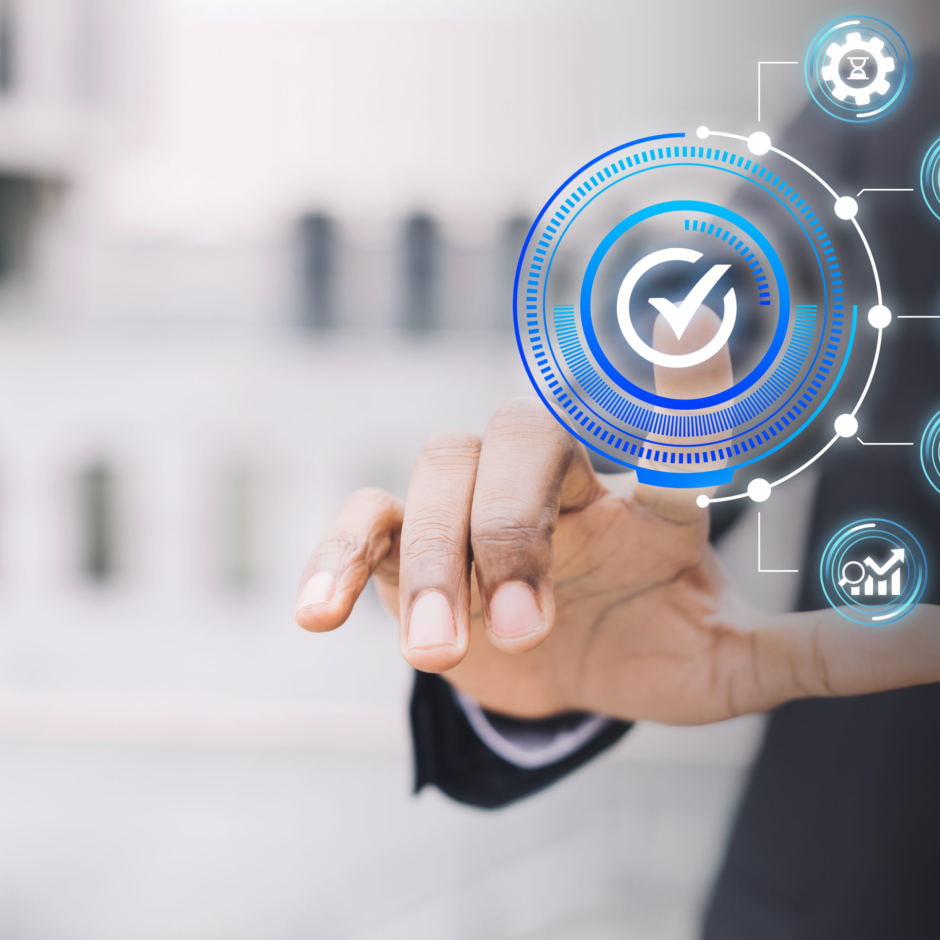  Das Bild einer Hand, die einen digitalen Kreis mit Häkchen antippt, symbolisiert die volle Kontrolle durch Berichte und Analysen, welche Auswertungen über Abwesenheiten, Teamverfügbarkeit und DSGVO-konforme Daten-Exporte bieten.