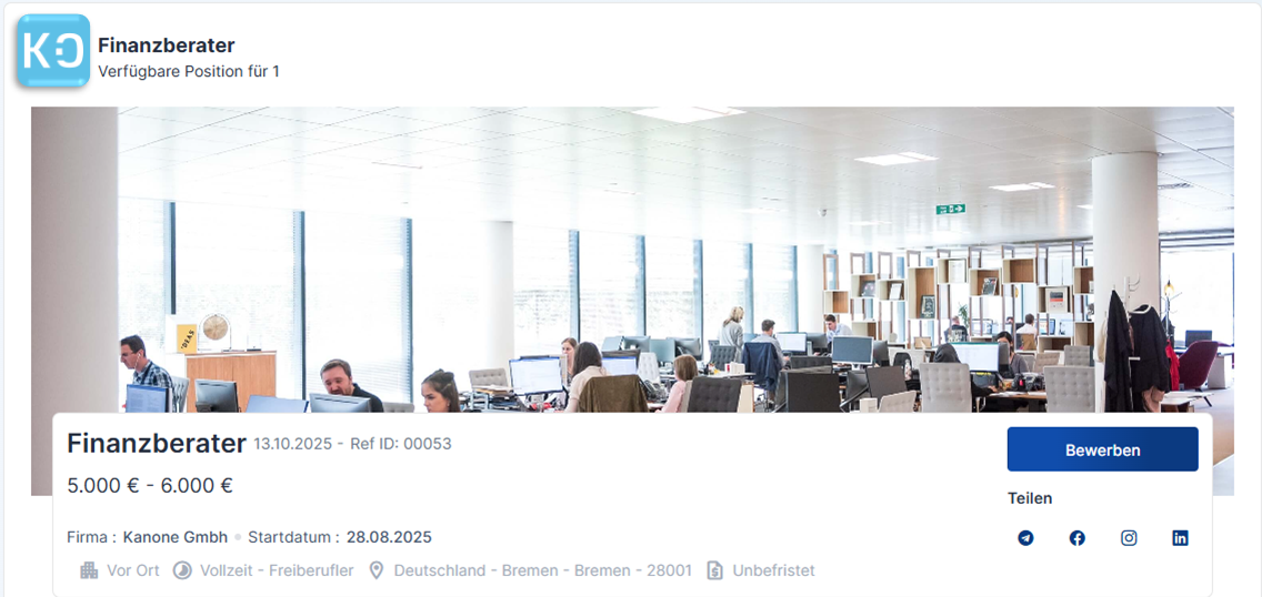 Screenshot einer fertiggestellten und veröffentlichten Stellenanzeige für einen 'Finanzberater' mit Bild eines Großraumbüros, Gehaltsangabe ($5.000 - $6.000) und Standortdetails. Der linke Text beschreibt die Funktion der zentralisierten Verwaltung.